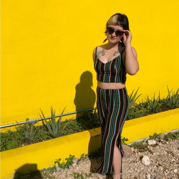 Two piece striped resort wear outfit - Picture 2 of 6